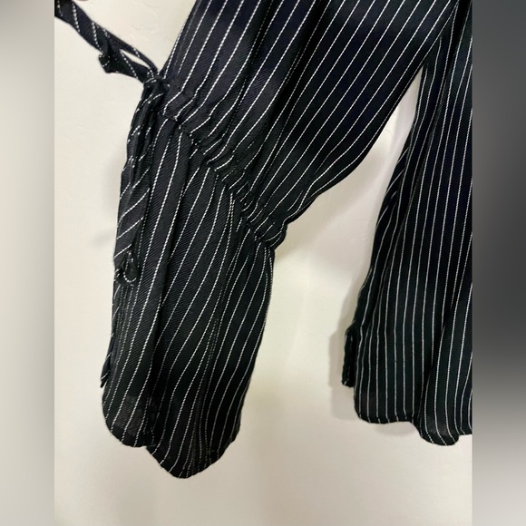 EXPRESS Black and White Pin Stripe Collared Button Down w/ Tie Bell Sleeved - Picture 4 of 10